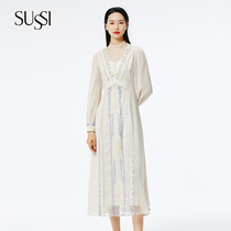 SUSSI/古色23春商场同款米黄色珠片刺绣半高领中长款连衣裙