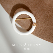 MissQueeny|清新优雅白色珐琅简约圆形胸针女气质百搭通勤OL