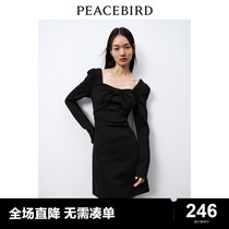 太平鸟大方领法式连衣裙女2024春新款优雅气质收腰短款小黑裙礼裙