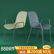 现代简约塑料椅子创意镂空靠背户外休闲椅铁艺扶手咖啡厅ins餐椅