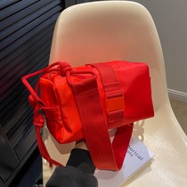 红色包包斜挎包帆布包女吐司包运动2023新款尼龙牛津布枕头包方块