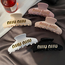 MIU家字母大号鲨鱼夹醋酸发抓夹金属徽标后脑勺高级感发夹