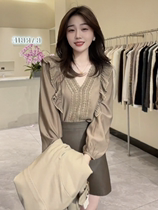 蕾丝拼接荷叶边V领衬衫女秋季韩版时尚洋气减龄显瘦雪纺长袖上衣
