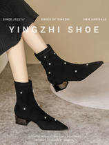 法式黑色瘦瘦靴子短靴女2023秋冬季高跟鞋粗跟尖头珍珠小个子绒面