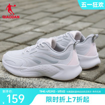 中国乔丹跑步鞋运动鞋女2023冬季新款皮面保暖防水跑鞋轻便休闲鞋